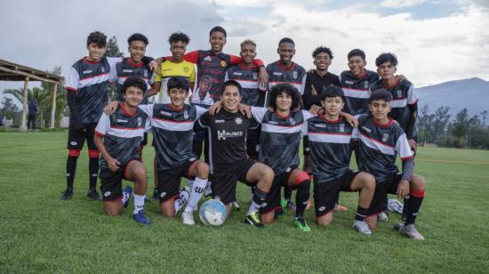 El equipo de Cuniburo FC, en el predio del club, en Puembo. 