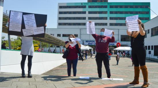 Pacientes del hospital José Carrasco Arteaga, de Cuenca, reclaman la falta de medicamentos, el 1 de diciembre de 2021.