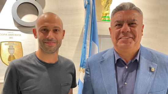 Javier Mascherano junto a Claudio Tapia, presidente de la Asociación del Fútbol Argentino, durante la reunión para definir su vínculo como nuevo entrenador, el jueves 9 de diciembre de 2021.