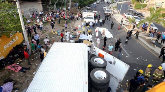 Rescatistas y autoridades trabajan en la zona del accidente de un camión donde viajaban migrantes, en el municipio Chiapa de Corzo, estado de Chiapas. (México). 