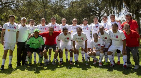Exjugadores de Liga Deportiva Universitaria que lograron el título del campeonato nacional de 1990 y que ahora crearon la Fundación Liga 90, durante un partido amistoso en el complejo de Pomasqui, el sábado 4 de diciembre de 2021. 