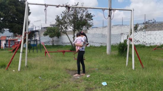 Una mujer y su hija en el parque Acosta Soberón, en el suroriente de Quito, el 10 de diciembre de 2021.