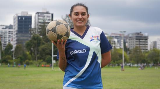 Gabriela Vivas, con su uniforme de ecuavóley, en el Parque La Carolina, el 13 de noviembre de 2021.