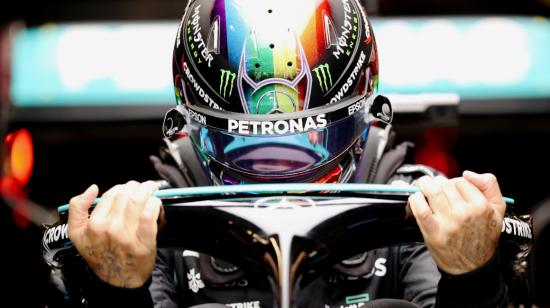 Lewis Hamilton, se sienta en su monoplaza durante la segunda sesión de entrenamientos del Gran Premio de Abu Dhabi de la Fórmula 1, el 12 de diciembre de 2021.