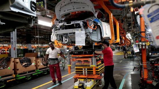 Trabajadores de montaje de General Motors conectan un paquete de baterías debajo de un vehículo Chevrolet Bolt EV en la línea de montaje en Orion Assembly en Michigan, el 19 de marzo de 2018.