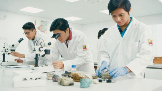 Tres estudiantes de la carrera de Geociencia de la Universidad Ikiam, el 28 de agosto de 2020.