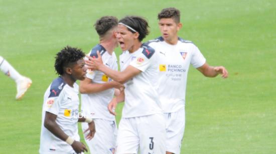 Jugadores de la Sub 16 de Liga, en la final ante Independiente del Valle, en el Estadio Rodrigo Paz, el 11 de diciembre de 2021.