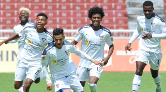 Jugadores Sub 18 de Liga de Quito, durante la final ante Independiente del Valle, en el Estadio Rodrigo Paz, el 11 de diciembre de 2021.