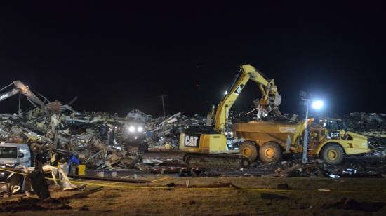 Una grúa trabaja la noche del sábado 11 de diciembre en el rescate de víctimas del tornado en Mayfield, Kentucky. 