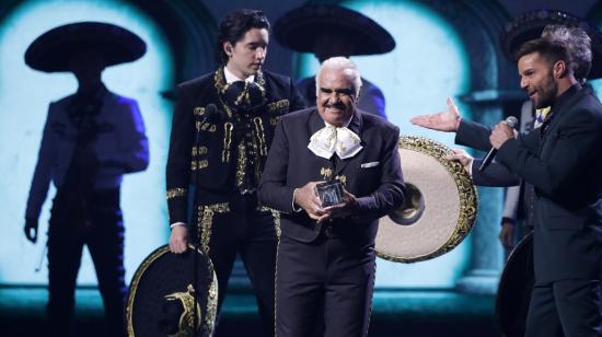 Ricky Martin entrega un premio a Vicente Fernández, durante los Grammy Latinos, el 14 de diciembre de 2019.