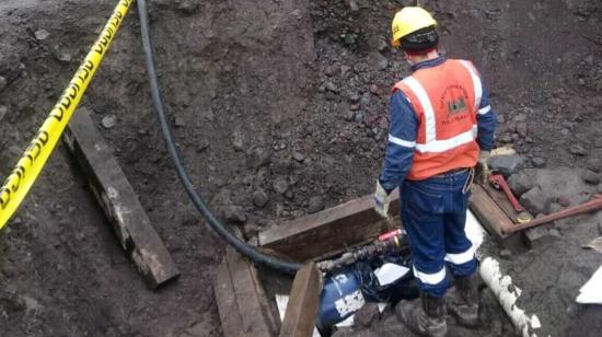 Técnico trabaja en el drenaje del SOTE, el 11 de diciembre de 2021.