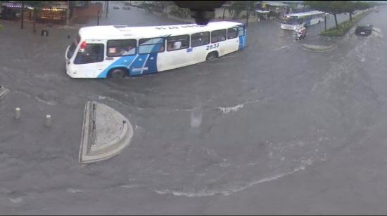 Avenida del norte de Guayaquil completamente inundada, el 12 de diciembre de 2021.