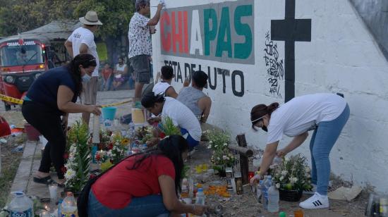 Habitantes de Chiapas colocaron, el 12 de diciembre de 2021, velas y flores en el lugar donde un tráiler se accidentó con más de 100 migrantes.