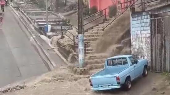 Guayaquil soportó la tarde del 12 de diciembre de 2021, su primera lluvia intensa en la víspera de una nueva estación invernal. 