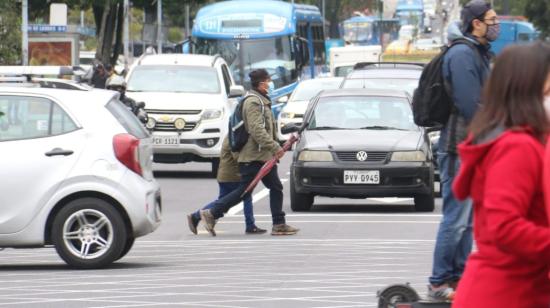 Personas y autos en una de las calles del norte de Quito, el 14 de diciembre de 2021.