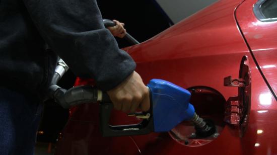 Un trabajador de una gasolinera de Guayaquil, el 11 de agosto de 2021. 