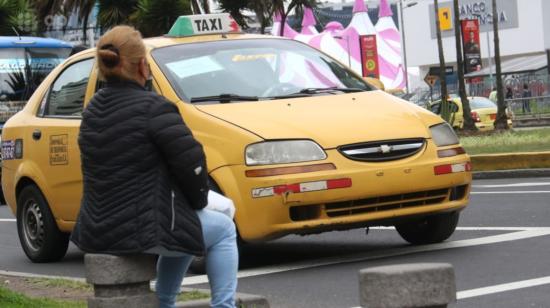 Un taxi sin placas circula en las calles del norte de Quito, el 14 de diciembre de 2021.