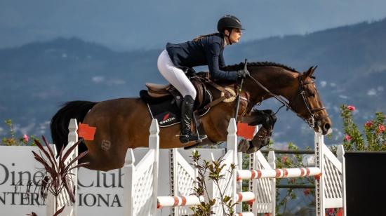 Priscila Simpson, durante el Campeonato Nacional de Salto, en Quito, el 12 de diciembre de 2021.