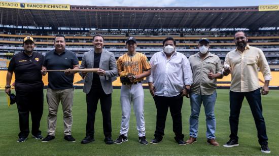 Los directivos de Barcelona y Club Oriente posan en el Estadio Banco Pichincha luego de firmar el convenio para sumar el béisbol a sus disciplinas, el 30 de octubre de 2021.