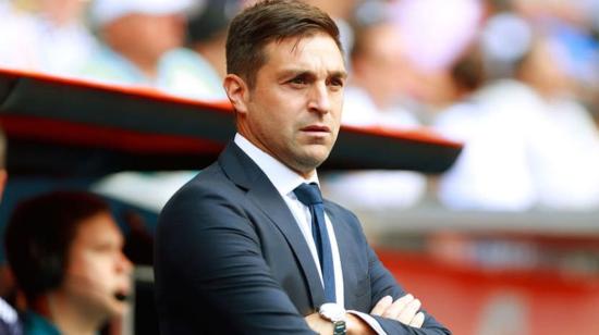 El director técnico uruguayo, Diego Alonso, dirigiendo un partido de fútbol.