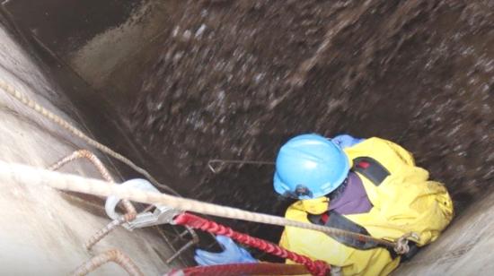 Dos trabajadores de la Epmaps fueron arrastrados por la corriente de la quebrada Caicedo, en Quito, y fallecieron, el 14 de diciembre de 2021. 