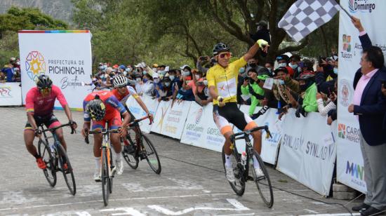 Steven Haro cruza la meta en la Mitad del Mundo, el miércoles 15 de diciembre de 2021 y se corona campeón de la Vuelta al Ecuador.