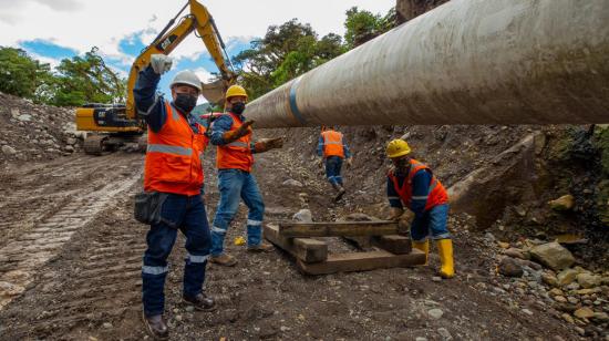 Personal de Petroecuador realiza trabajos en variante del SOTE, sector Piedra Fina