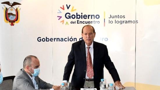 Francisco Vera cuando ejercía como gobernador de El Oro, en una reunión en su despacho, en Machala, el 2 de diciembre de 2021.