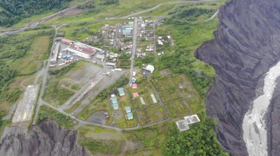 La erosión regresiva en las márgenes del río Coca está a 89 metros del barrio San Luis, en Napo. Imagen del 11 de diciembre de 2021.