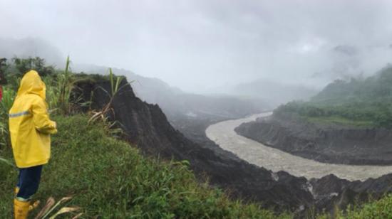 Un morador de San Luis durante una visita al punto de erosión del río Coca, el 16 de diciembre de 2021.