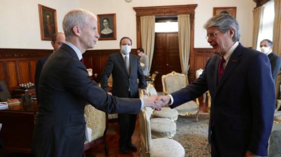 El presidente Guillermo Lasso y el ministro francés delegado para el Comercio Exterior y el Atractivo Económico, Franck Riester, en Quito, el 8 de diciembre de 2021. 