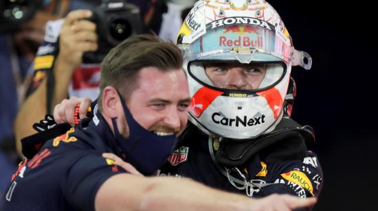 El piloto Max Verstappen, de Red Bull, celebra con los miembros del equipo después de ganar el Gran Premio de Fórmula 1 de Abu Dhabi y coronarse como el campeón 2021.