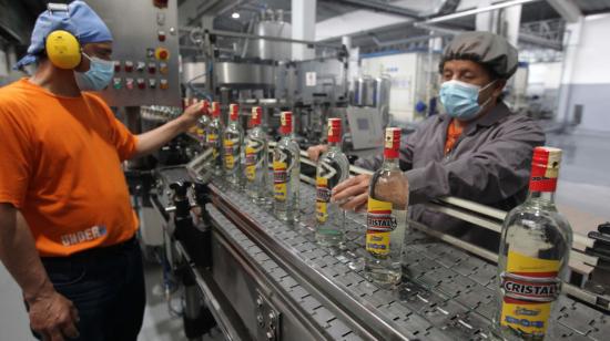 Trabajadores en el área de producción de Embotelladora Azuaya, en Cuenca, en diciembre de 2021.