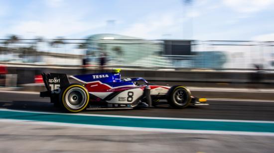 Juan Manuel Correa sobre un coche del Charouz Racing System, durante las pruebas de la F2 en Abu Dabi.