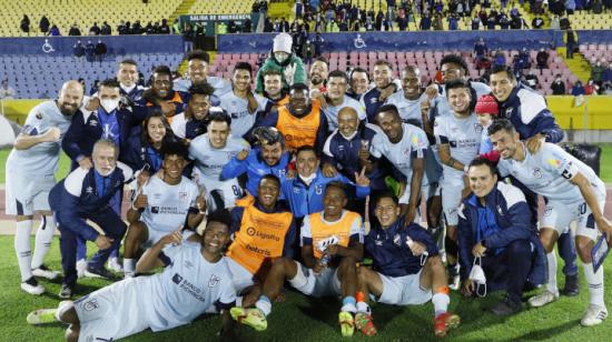 Los jugadores de Universidad Católica se forman antes del partido ante 9 de Octubre, el 28 de noviembre de 2021, en Quito.