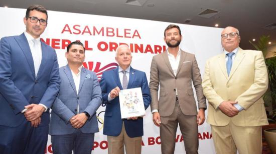 Los representantes de Ecuador, junto a Baltazar Medina, presidente de la Odebo, durante la Asamblea General Ordinaria de la organización, el 18 de diciembre de 2021.