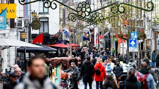 Personas comprando en la ciudad de Nijmegen, en Holanda, el 18 de diciembre de 2021.