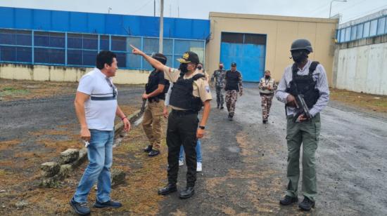 Pablo Ramírez (centro), director del SNAI, recorre las instalaciones del CPL Manabí #4, el 11 de diciembre de 2021.