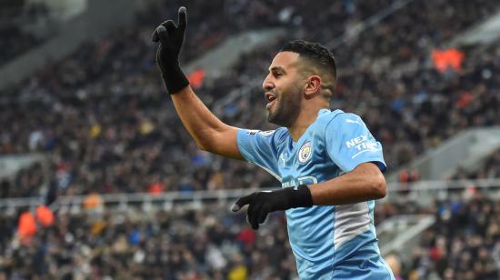 Riyad Mahrez del Manchester City celebra tras marcar el tercer gol de su equipo frente al Newcastle United, el 19 de diciembre de 2021.