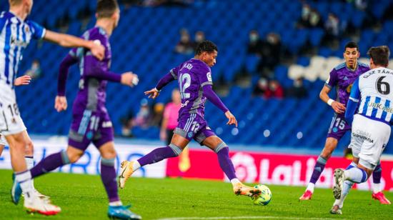 Gonzalo Plata domina un balón durante el partido del Valladolid visitando a la Real Sociedad B, el 19 de diciembre de 2021.