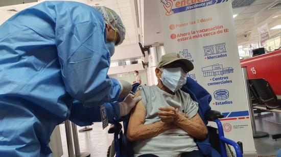 Un adulto mayor se vacuna contra el Covid-19 en Perú, el 19 de diciembre de 2021.