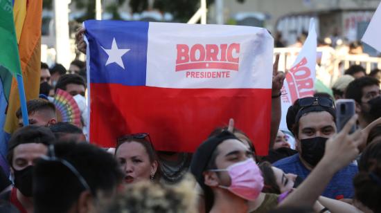 Personas reaccionan al triunfo del candidato presidencial Gabriel Boric, el 19 de diciembre de 2021, en Santiago (Chile).