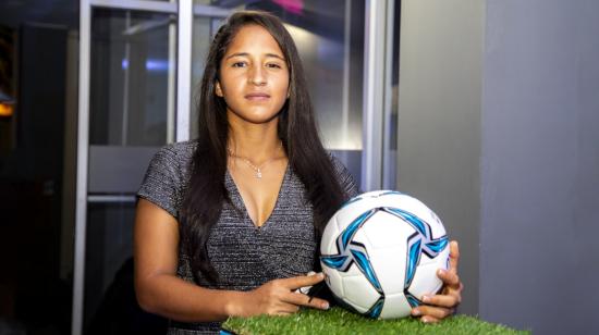 Stefany Cedeño sostiene una pelota en la gala de la Superliga femenina, en Quito, el 14 de diciembre de 2021.