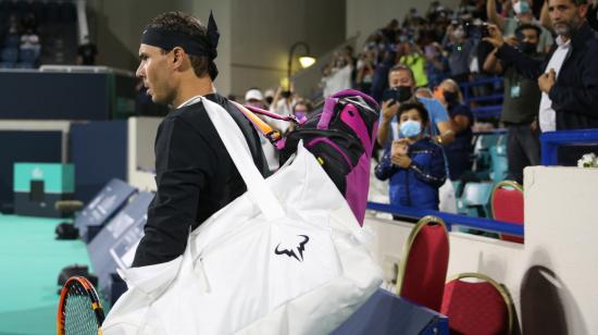 Rafael Nadal llega para su partido de semifinales contra Andy Murray en el Campeonato Mundial de Tenis Mubadala, en Abu Dhabi, el 17 de diciembre de 2021.