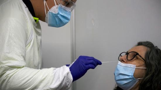 Personal sanitario realiza pruebas de diagnóstico para detectar el coronavirus, en una imagen de archivo. 