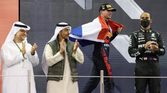 Max Verstappen ingresa al podio después de ganar el Mundial de Fórmula 1, el 10 de diciembre de 2021, en Abu Dhabi.