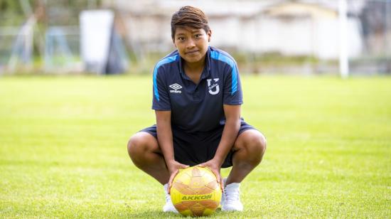 Pamela Taco, jugadora de Universidad Católica, posa con la pelota después del partido ante el Cumbayá Spirit, el 5 de diciembre de 2021.