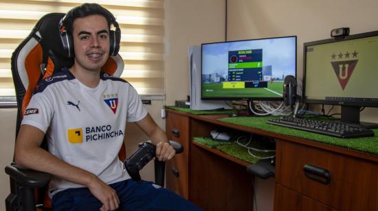 Santiago Camacho, conocido como Tiago Killer 99, muestra el sábado 18 de diciembre de 2021 uno de los trofeos que ha ganado en los eSports con Liga Deportiva Universitaria de Quito.