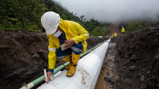 Personal del Cuerpo de Ingenieros construye la séptima variante del SOTE, en Napo, el 20 de diciembre de 2021.