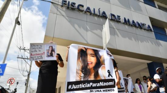 Amigos y familiares de Naomi Arcentales piden justicia afuera de la Fiscalía de Manta el 21 de diciembre de 2021.